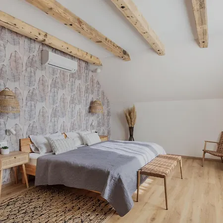 Tulipan Haz 公寓 *